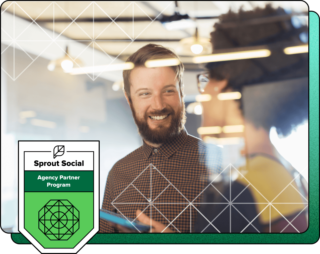 Image stylisée de deux employés debout côte-à-côte avec une expression confiante, représente une agence qui a rejoint le programme des agences partenaires de Sprout Social.​​ 